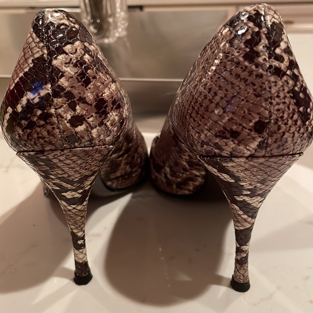 Stuart Weitzman Amazrolling Python Peep Toe Sz 9 - image 2